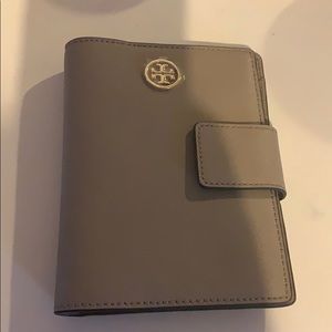 Brand NWT Tory Burch Robinson Passport Holder